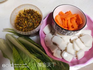 酸菜煮年糕步骤1