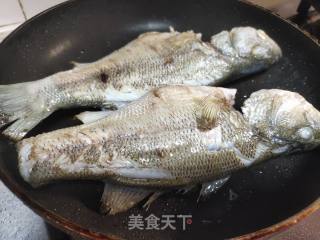 酸豆角烧鲈鱼步骤1
