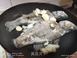 酸豆角烧鲈鱼步骤2