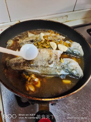 酸豆角烧鲈鱼步骤4