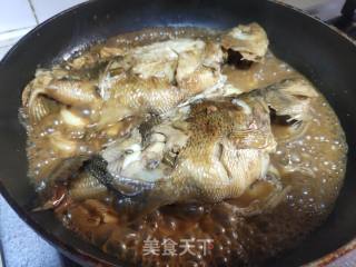 酸豆角烧鲈鱼步骤5