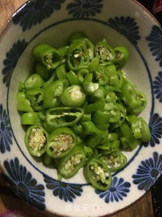 油渣炒辣椒步骤2