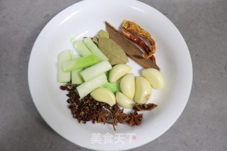 电饭煲炖肘子步骤3