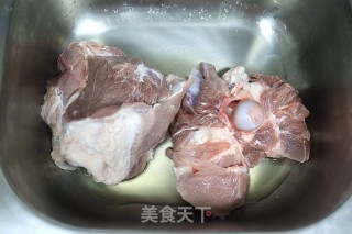 电饭煲炖肘子步骤1