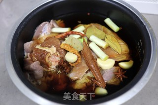 电饭煲炖肘子步骤5