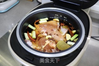 电饭煲炖肘子步骤6