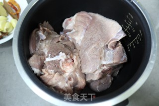 电饭煲炖肘子步骤4