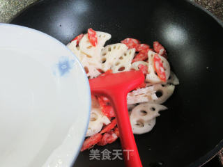 莴笋香肠炒莲藕步骤3
