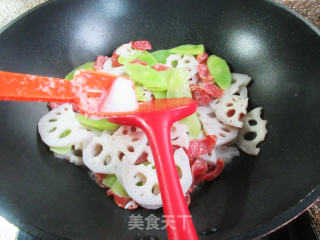 莴笋香肠炒莲藕步骤6