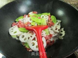 莴笋香肠炒莲藕步骤5