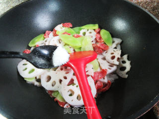 莴笋香肠炒莲藕步骤7