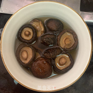香菇焖炸猪皮步骤2