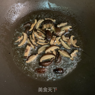 香菇焖炸猪皮步骤6