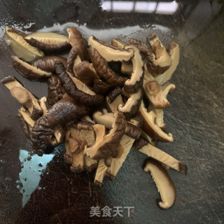 香菇焖炸猪皮步骤4