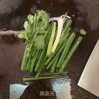 香菇焖炸猪皮步骤5