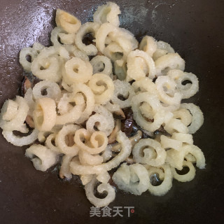 香菇焖炸猪皮步骤7