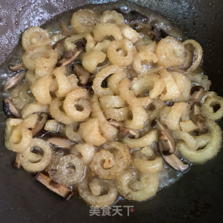 香菇焖炸猪皮步骤9