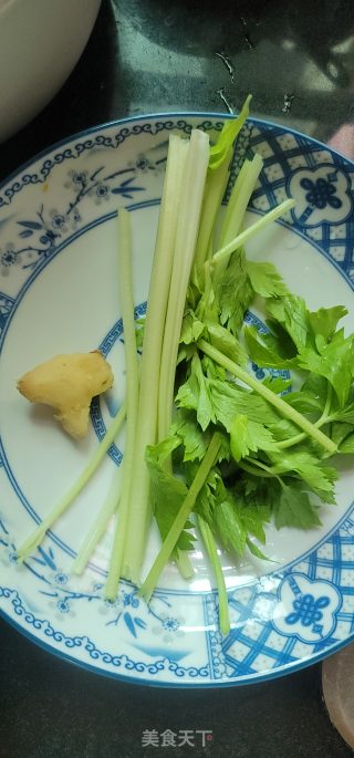 芹菜炒红极参步骤3