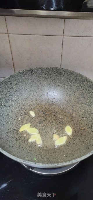芹菜炒红极参步骤4