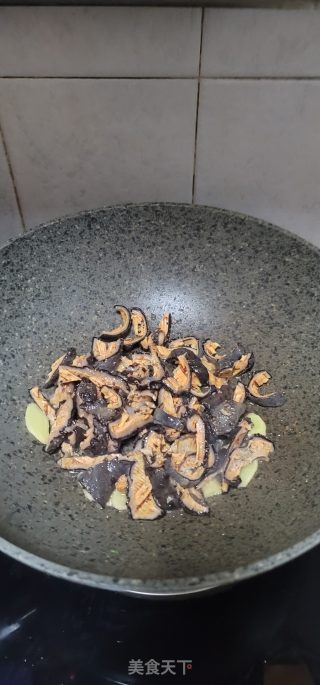 芹菜炒红极参步骤5