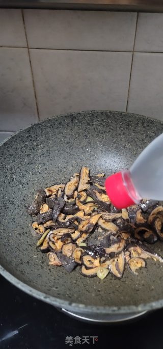芹菜炒红极参步骤7