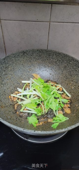 芹菜炒红极参步骤9