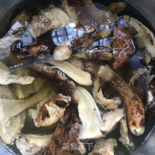松茸炒时蔬步骤1