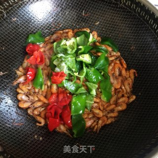 青椒炒河虾步骤3