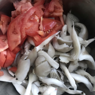 家常番茄炒蘑菇步骤2