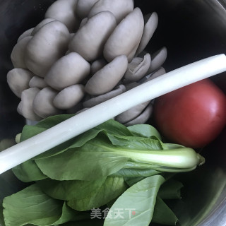 家常番茄炒蘑菇步骤1