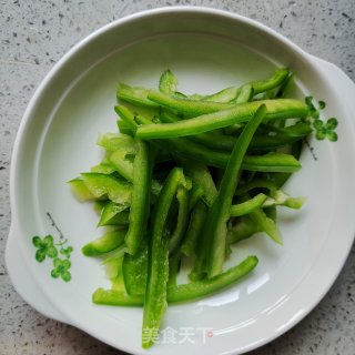 家常炒胡萝卜丝步骤2