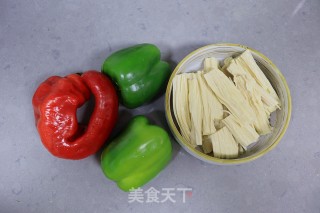 辣椒炒腐竹步骤1