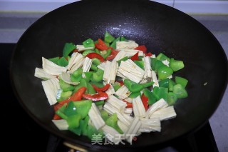 辣椒炒腐竹步骤5