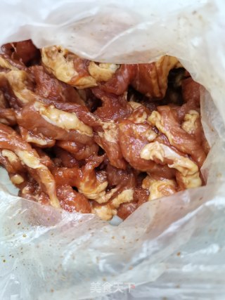 酸豆角辣椒炒肉步骤1