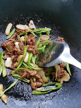 酸豆角辣椒炒肉步骤7