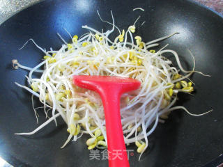 大蒜香肠炒黄豆芽步骤3
