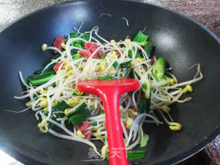 大蒜香肠炒黄豆芽步骤4