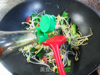 大蒜香肠炒黄豆芽步骤6