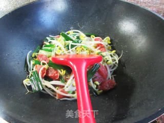 大蒜香肠炒黄豆芽步骤7