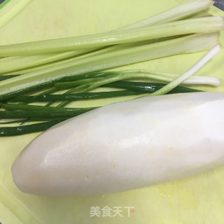 虾皮香芹炒萝卜步骤1