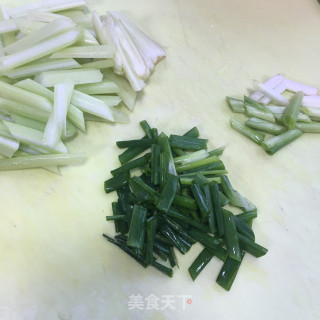 虾皮香芹炒萝卜步骤3