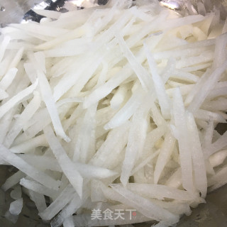 虾皮香芹炒萝卜步骤4