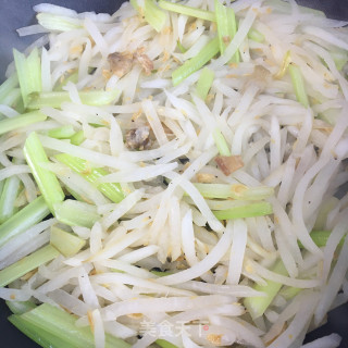 虾皮香芹炒萝卜步骤9