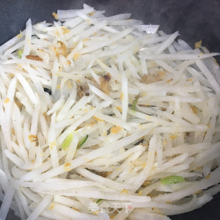 虾皮香芹炒萝卜步骤8