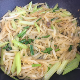 虾皮香芹炒萝卜步骤10