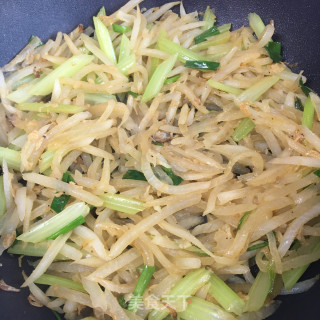 虾皮香芹炒萝卜步骤11