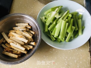 青椒炒豆干步骤1