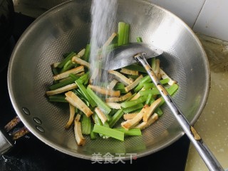 青椒炒豆干步骤7