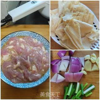 粉肠腐竹煲步骤1