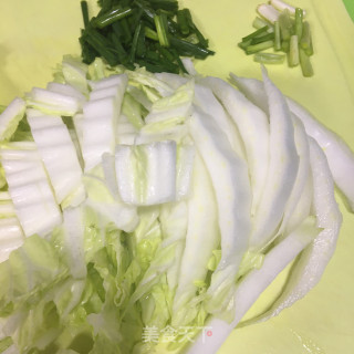 蒜蓉肉片炒白菜步骤1